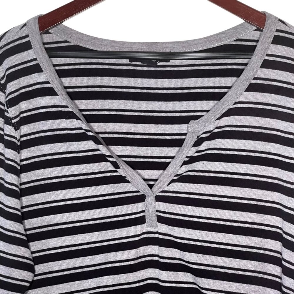 Twist Tees Size 2 Oversized Gray Black Striped V-neck Long Sleeve Top  Stretch